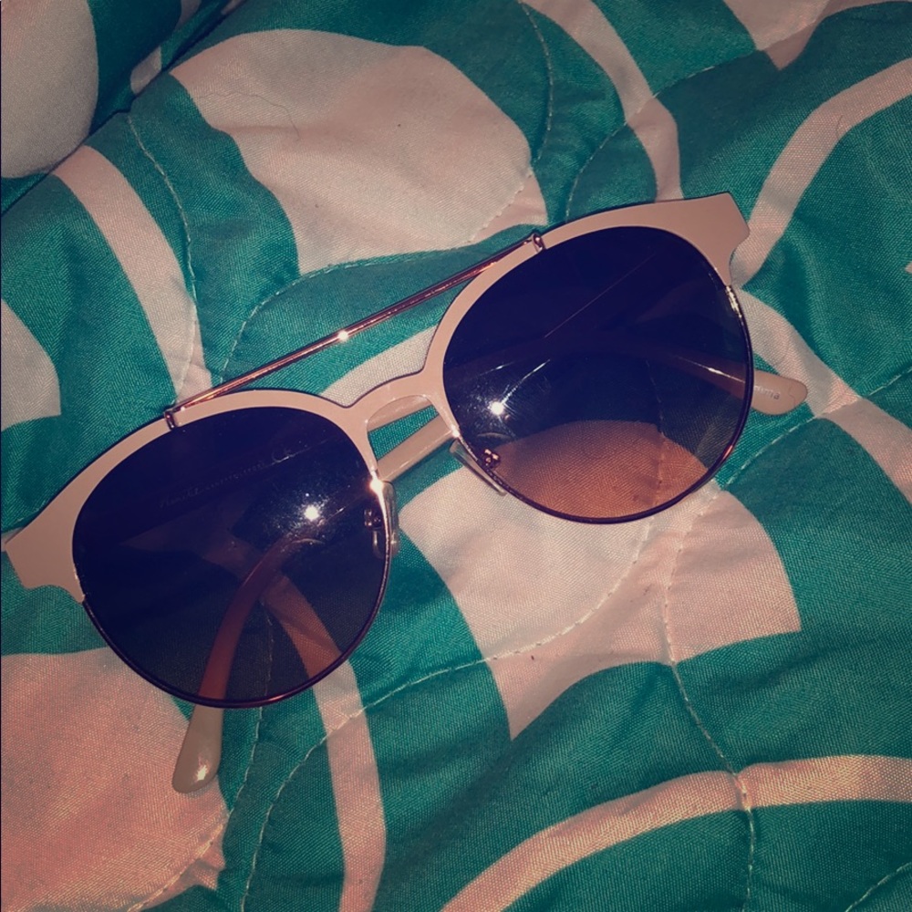 Trendy cream colored sun glasses!💞